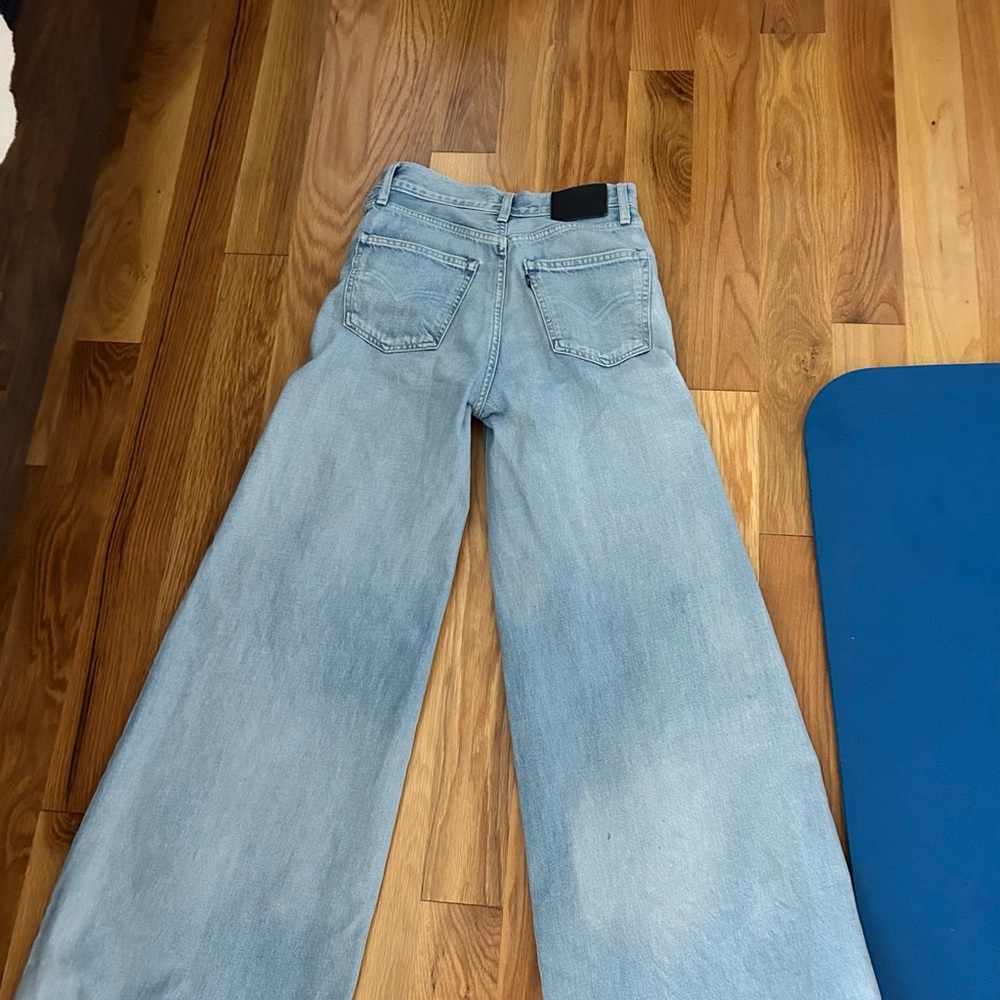Levi’s high ride wide flare jeans!🌊 - Picture 2 of 4